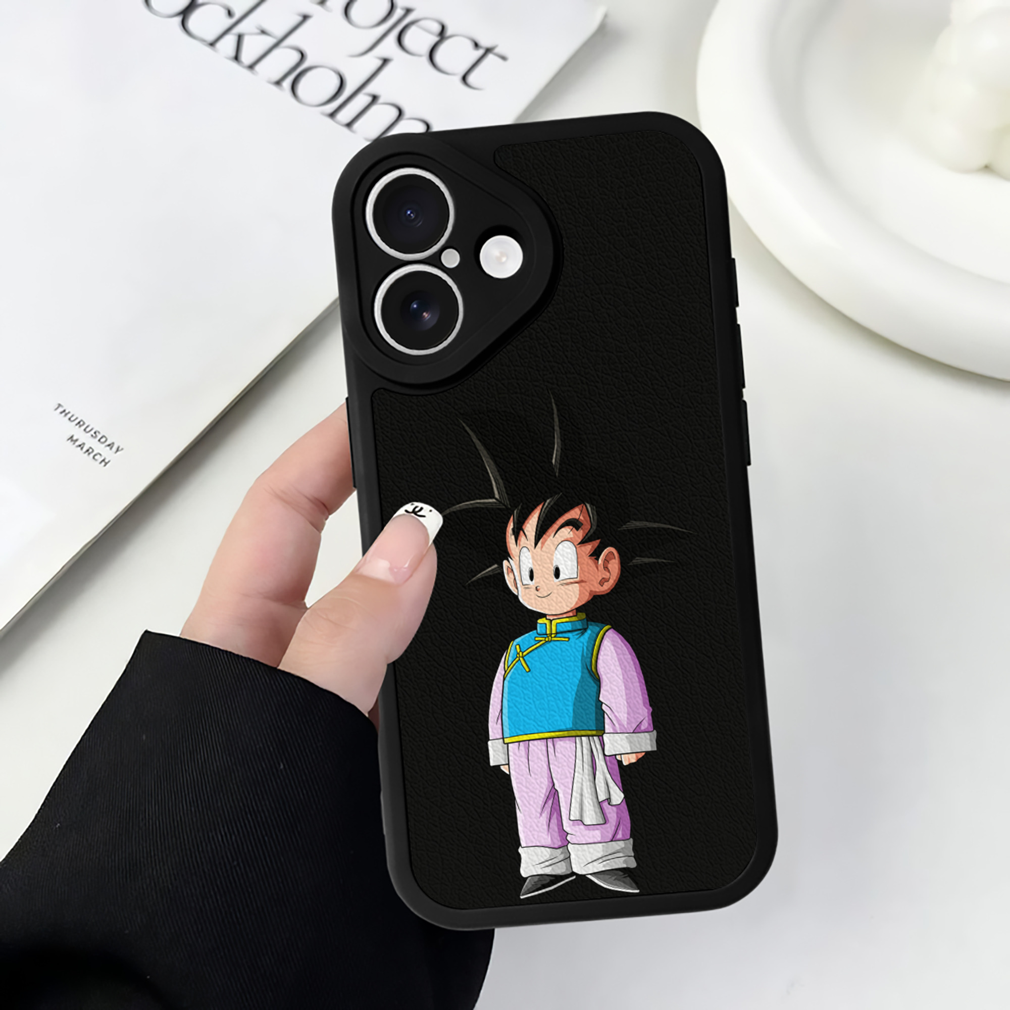 （画像用） ドラゴンボール 孫悟空（そん ごくう）Son Goku カカロット DRAGON BALL Kakarotto 【iPhone 16シリーズ対応】シリコンスマホケース（レザー調） 材質：シリコン